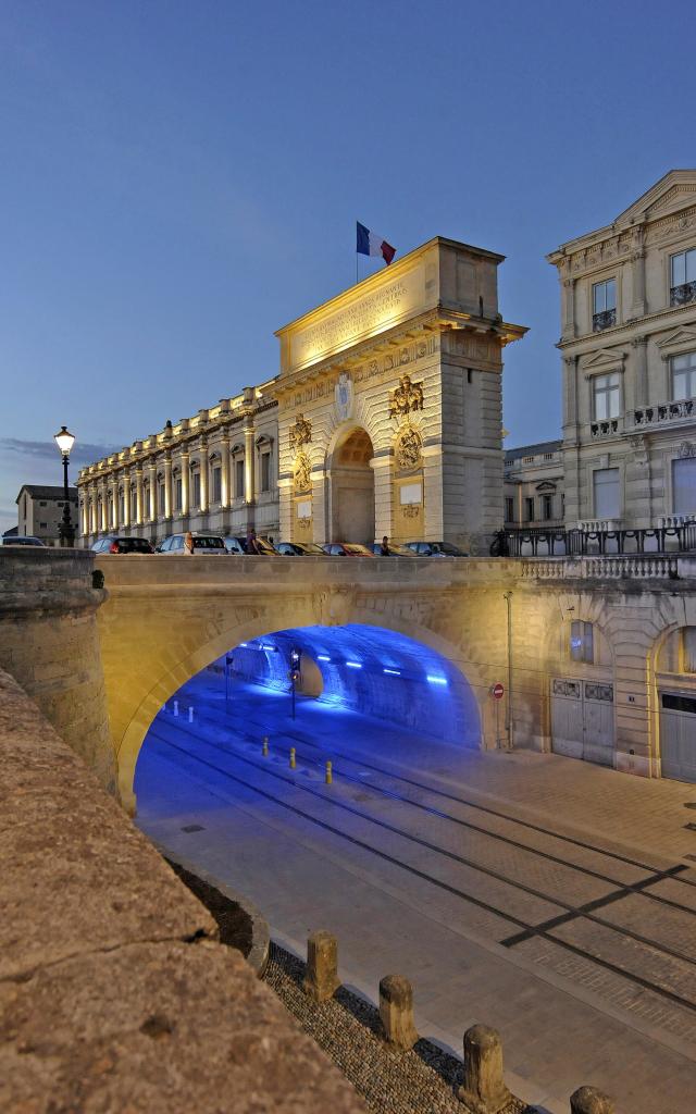 arc de triomphe de nuit vertical Montpellier