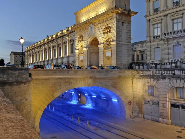 arc de triomphe de nuit vertical Montpellier