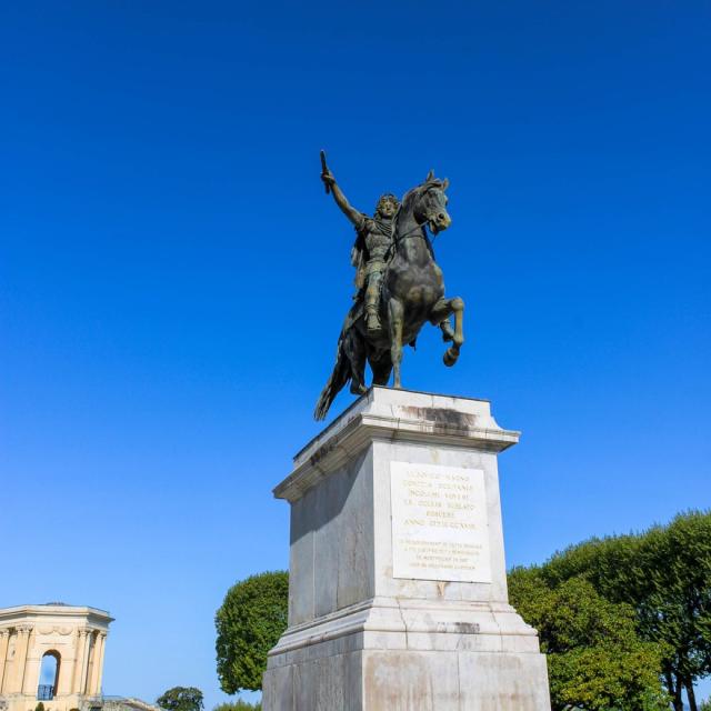 Placedupeyrou_patrimoine_statue_verticale