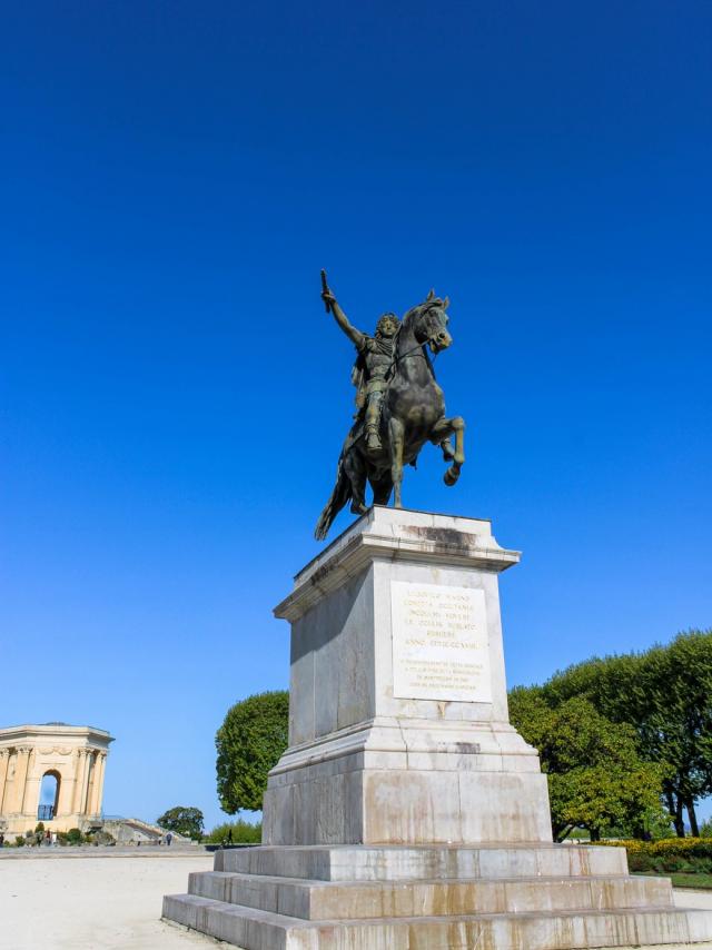 Placedupeyrou_patrimoine_statue_verticale