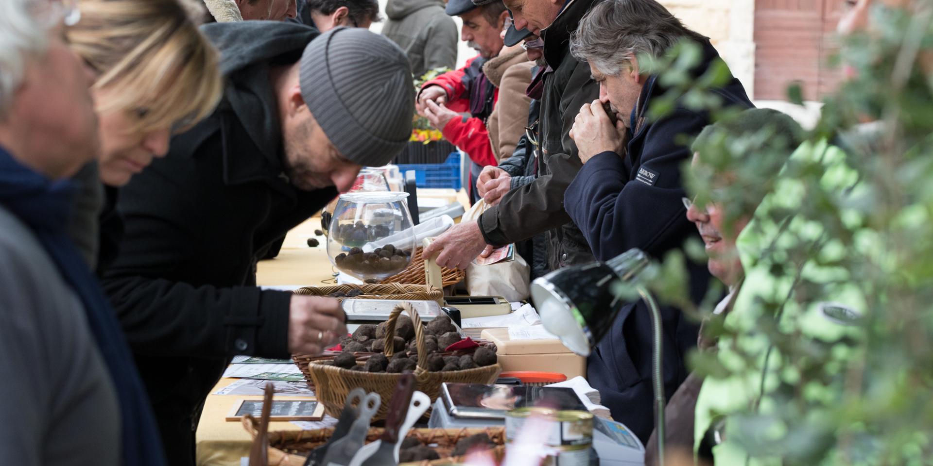 La 11ème fête de la truffe se déroule dans le village de Saint Geniès des Mourgues, avec de nombreux stands, atelier cuisine, démonstration de cavage et vente de truffe.