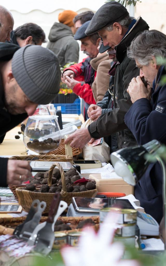 La 11ème fête de la truffe se déroule dans le village de Saint Geniès des Mourgues, avec de nombreux stands, atelier cuisine, démonstration de cavage et vente de truffe.