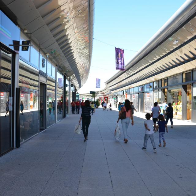 Odysseum-Montpellier-Shopping-boutiques-allee-famille.jpg