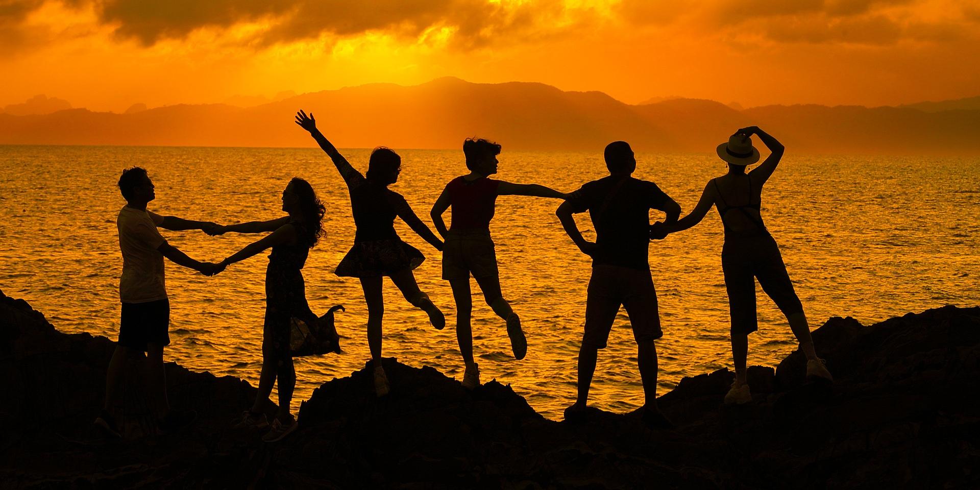 coucher de soleil entre amis mer activités