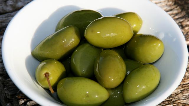 Olives-premier-plan-petite-assiette.jpg