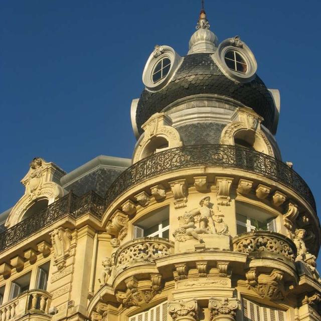 Place-de-la-Comedie-details_free_format.jpg