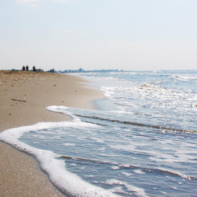 Plage-sable-et-vaguelette-vertical.jpg