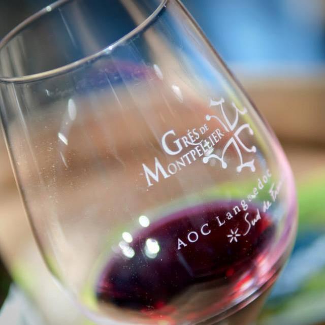 Gres-de-Montpellier-verre-de-vin-rouge-zoom-oenotourisme.jpg