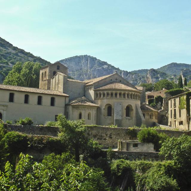 Saint-Guilhem-le-Desert-abbaye-de-gellone.jpg