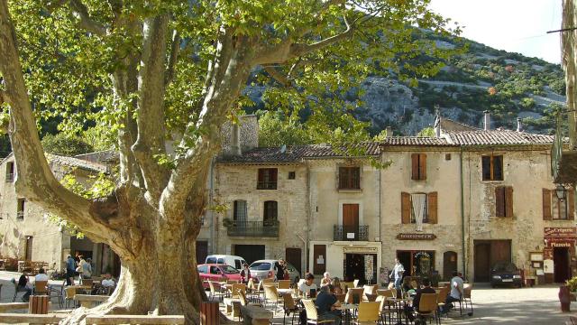 Saint-Guilhem-le-Desert-place.jpg