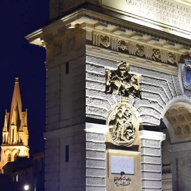 Vue-de-nuit-sur-l-Arc-de-Triomphe_format_1180x550.jpg