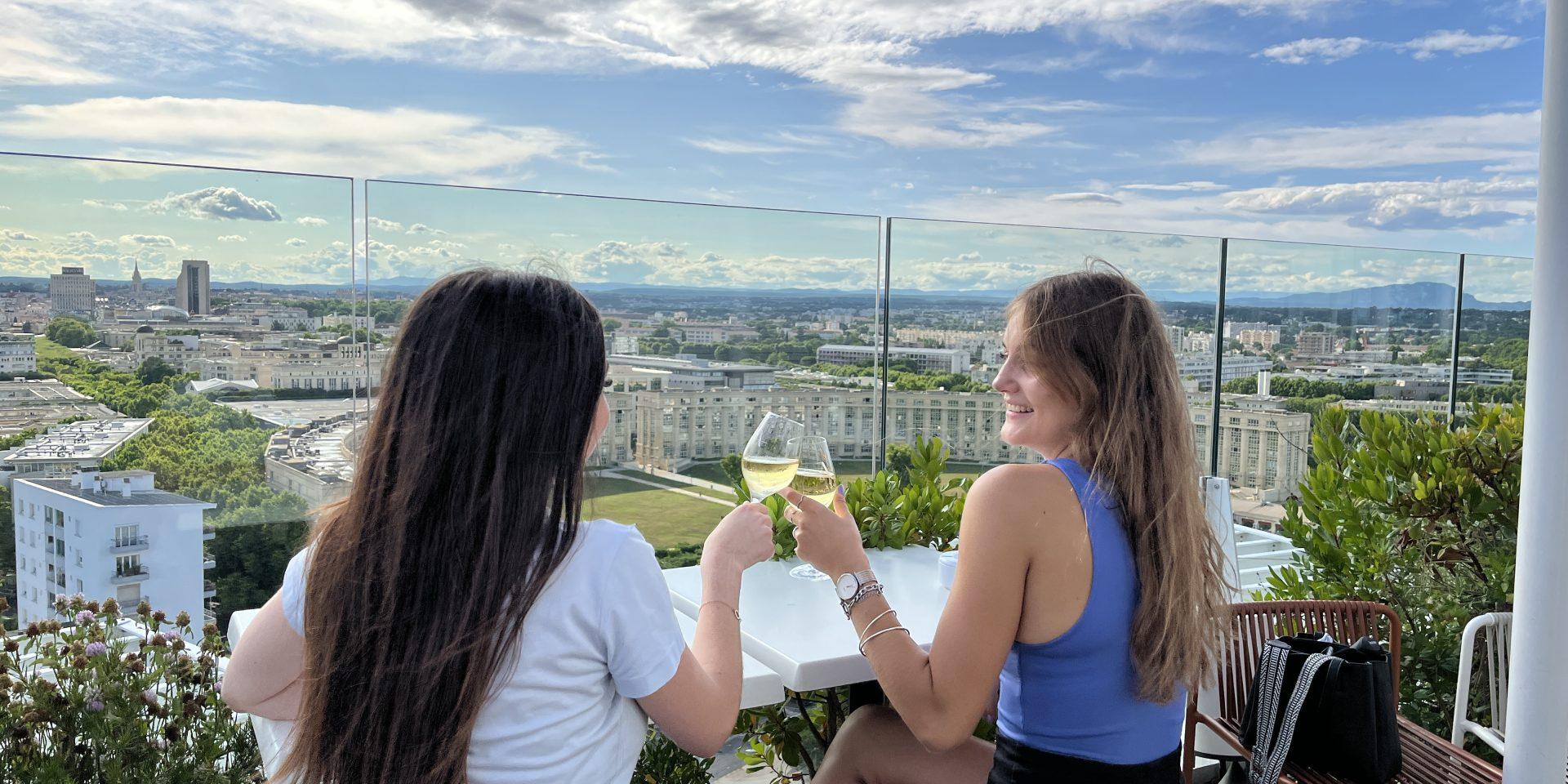 Verre en haut de l'Arbre Blanc Montpellier