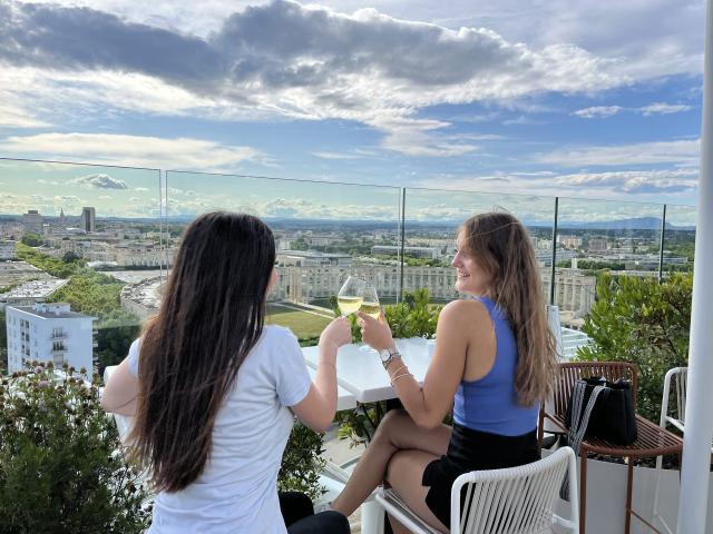 Verre en haut de l'Arbre Blanc Montpellier