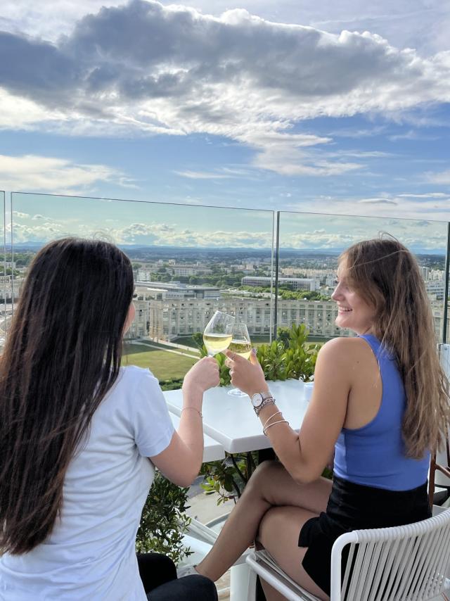 Verre en haut de l'Arbre Blanc Montpellier