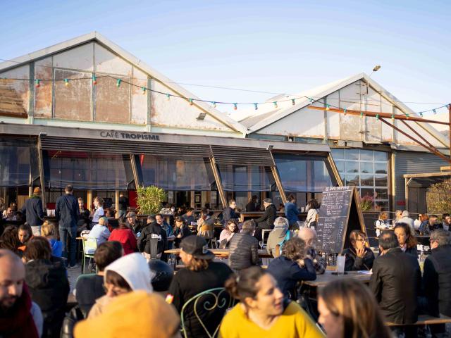 Exterieur Terrasse Avec Public Min